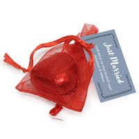 Bruiloft bedankje - Rood organza zakje met hart bonbons en bedrukt kaartje