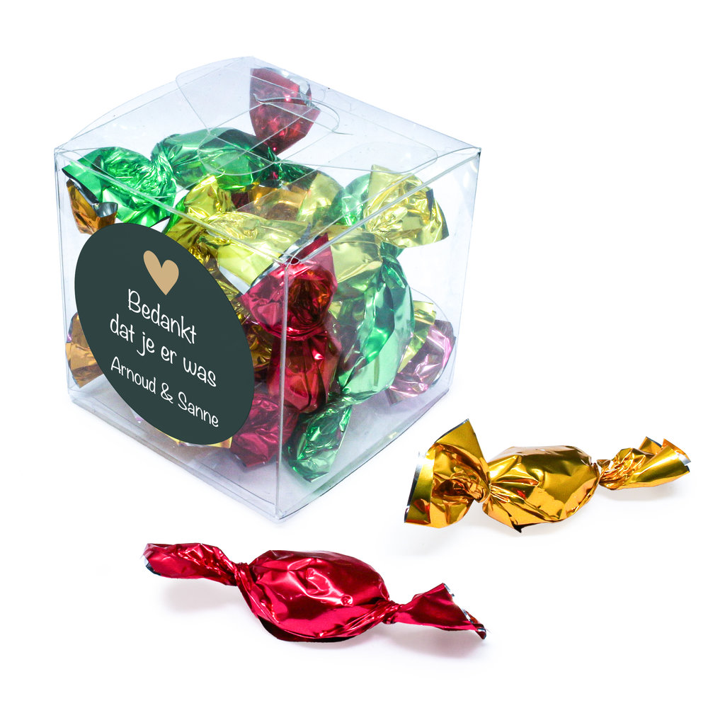 Doorzichtig kubus doosje met snoepjes en bedrukte sticker