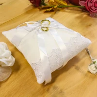 Ring kussen wit met witte afwerking van kant