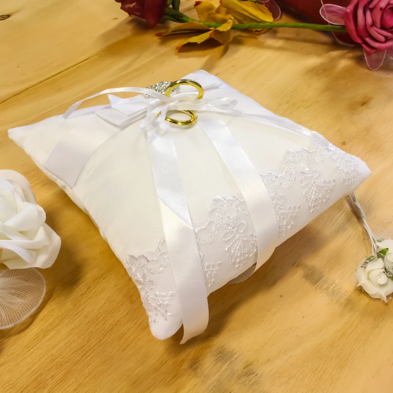 Ring kussen wit met witte afwerking van kant