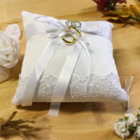 Ring kussen wit met witte afwerking van kant met achtergrond