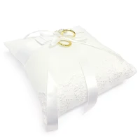 Ring kussen voor trouwen met wit kant