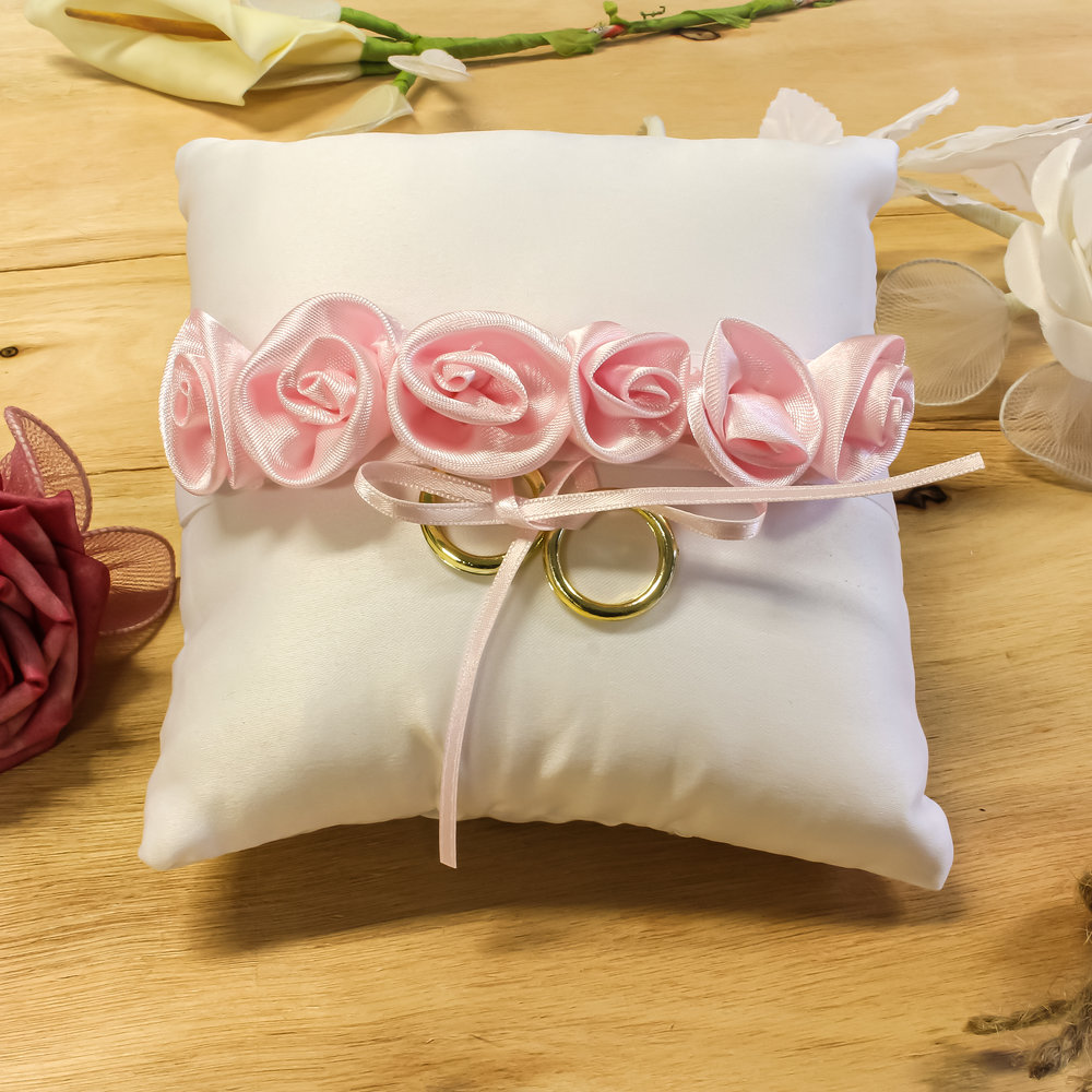 Kussentje met roze roosjes voor ringen bij trouw ceremonie