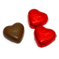Rode hartjes bonbons met melk chocolade in folie