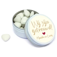Bruiloft bedankje - Wit blikje met witte chocolade hartjes