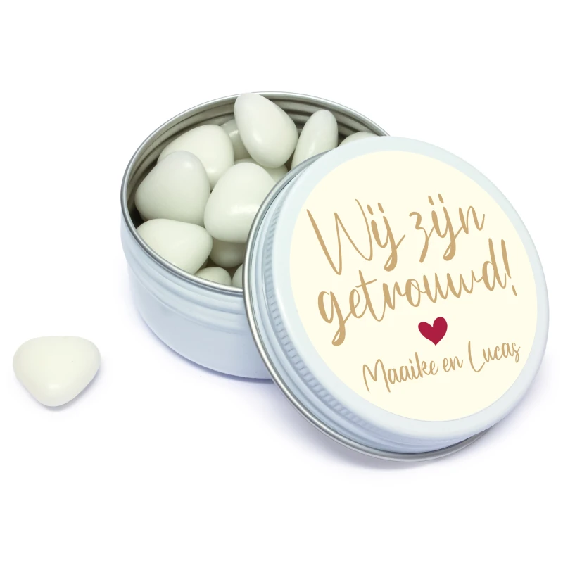 Bruiloft bedankje - Wit blikje met witte chocolade hartjes