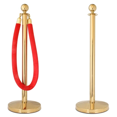 Gouden afzetpaaltjes met rood velours koord