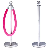 Set chroom afzetpaaltjes met ronde bol en roze koord