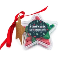 Kerst bedankje - Ster met rode en groene snoepjes, rood lint en een Kraft kaartje