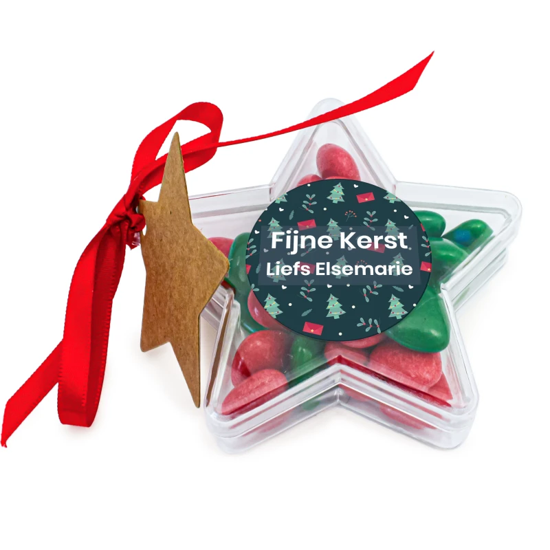 Kerst bedankje - Ster met rode en groene snoepjes, rood lint en een Kraft kaartje