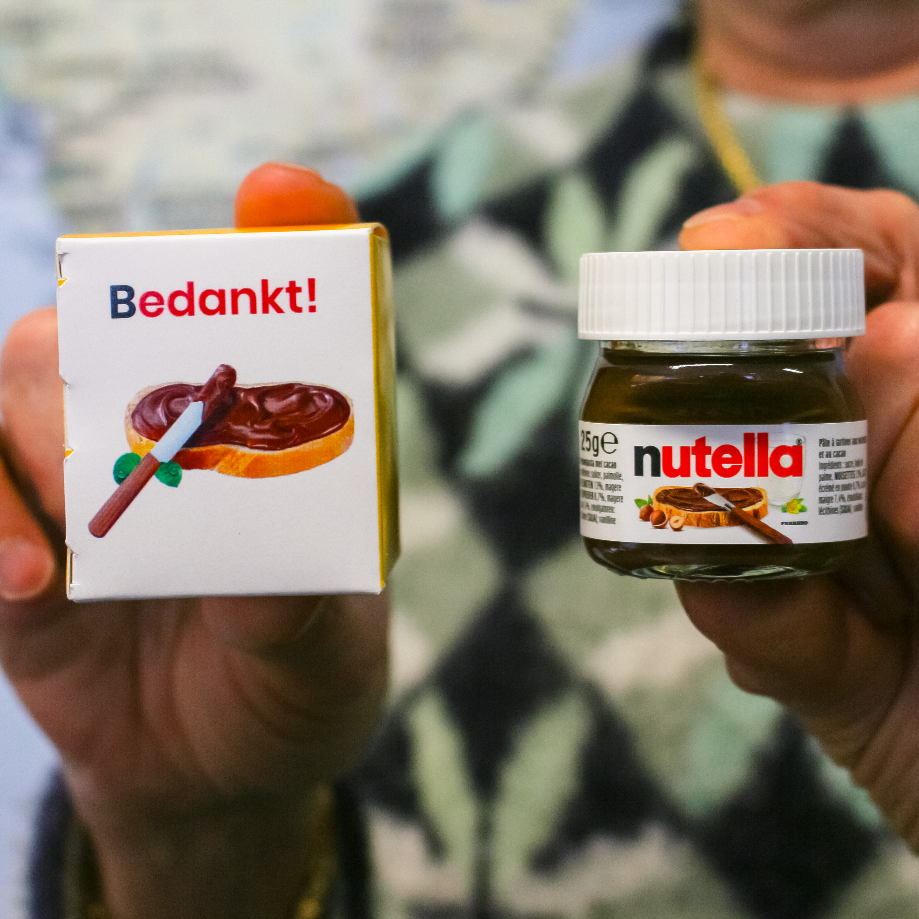 Klein cadeautje - Nutella in doosje met print - In handen