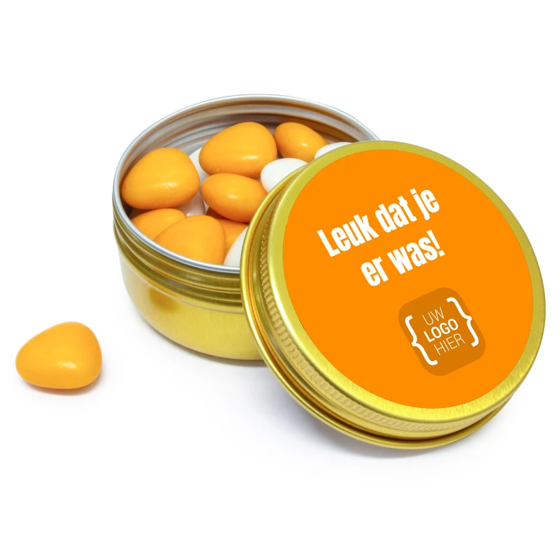 Goud blikje met oranje snoepjes en zakelijk label
