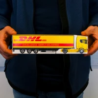 Vrachtwagen bedankje met DHL print in handen