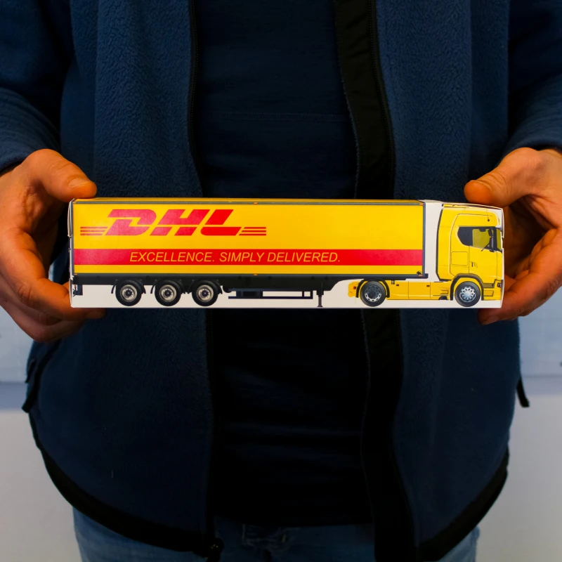 Vrachtwagen bedankje met DHL print in handen