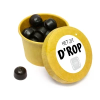 Kraft bekertje met drop snoepjes en zakelijke sticker met logo