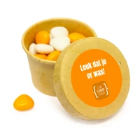 Zakelijk bedankje - Kraft bekertje met oranje snoepjes en sticker met logo