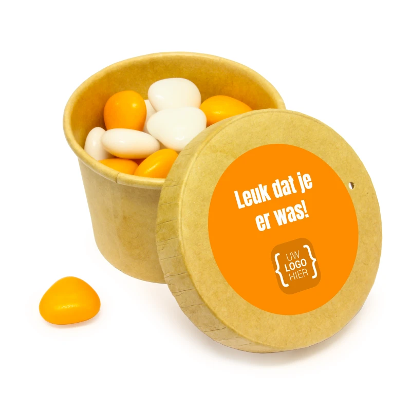 Zakelijk bedankje - Kraft bekertje met oranje snoepjes en sticker met logo
