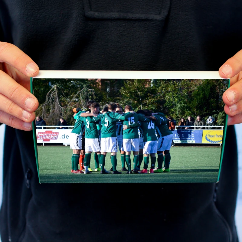 Geschenkdoosje voor voetbal groen in handen