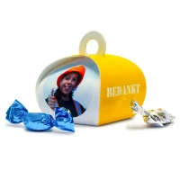 Geel bedankdoosje met snoep en hanger