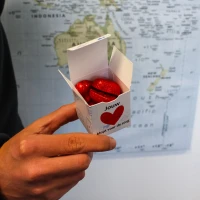 Persoonlijk cadeau voor verzorging - Doosje in handen