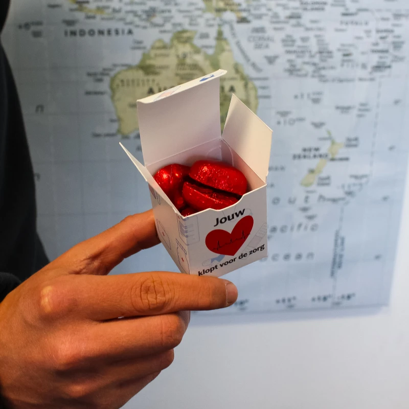 Persoonlijk cadeau voor verzorging - Doosje in handen