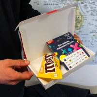 Persoonlijk cadeau doosje met M&M's en cadeaukaart