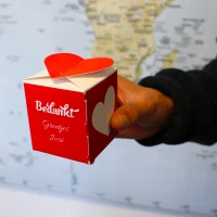 Geschenkdoosje met hartjes in handen