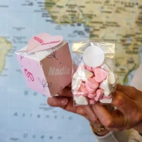 Kraam cadeau doosje met hartjes sluiting en naam - Roze