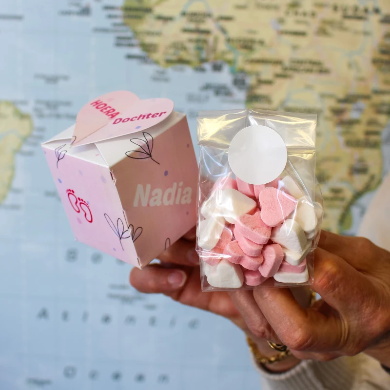 Kraam cadeau doosje met hartjes sluiting en naam - Roze