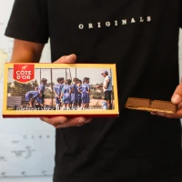 Einde voetbalseizoen bedankje - Côte d'Or met teamfoto in hand