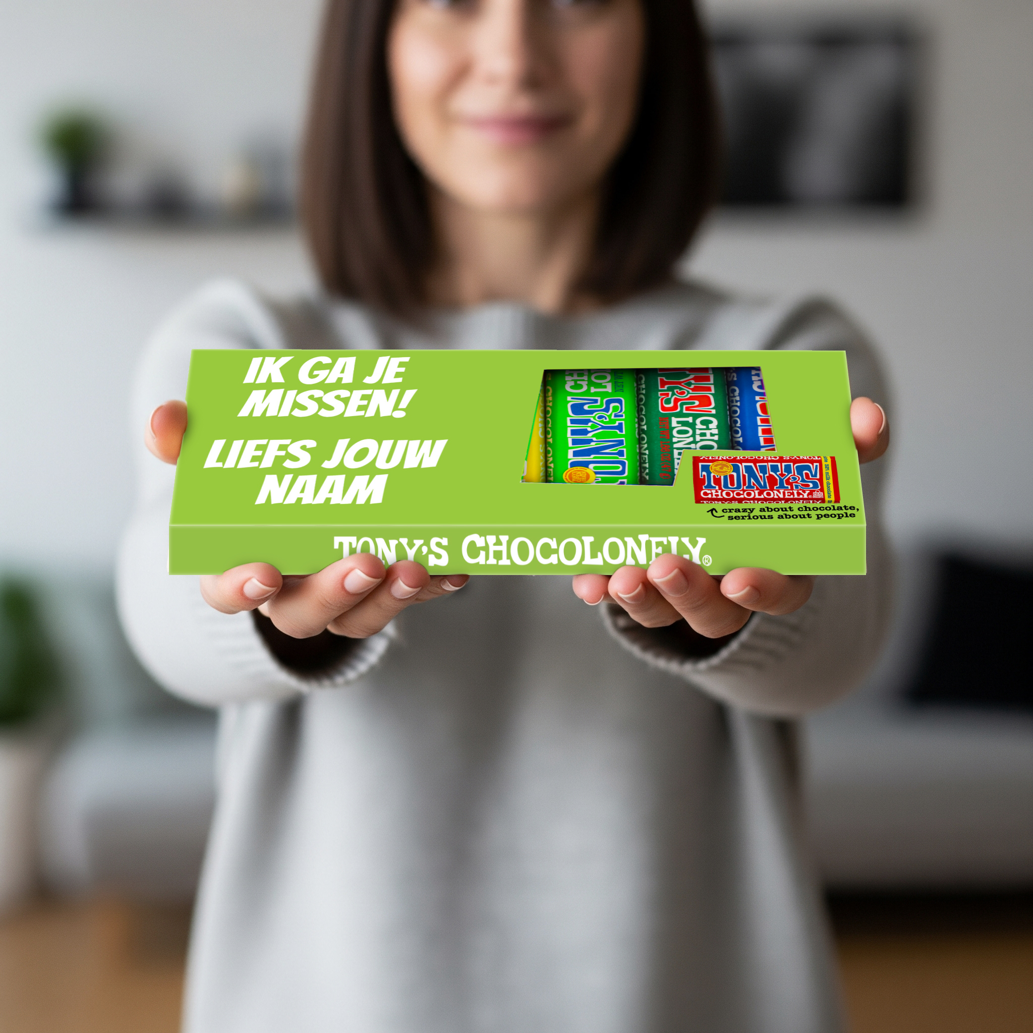 Tony's Chocolonely persoonlijk groen cadeautje in handen