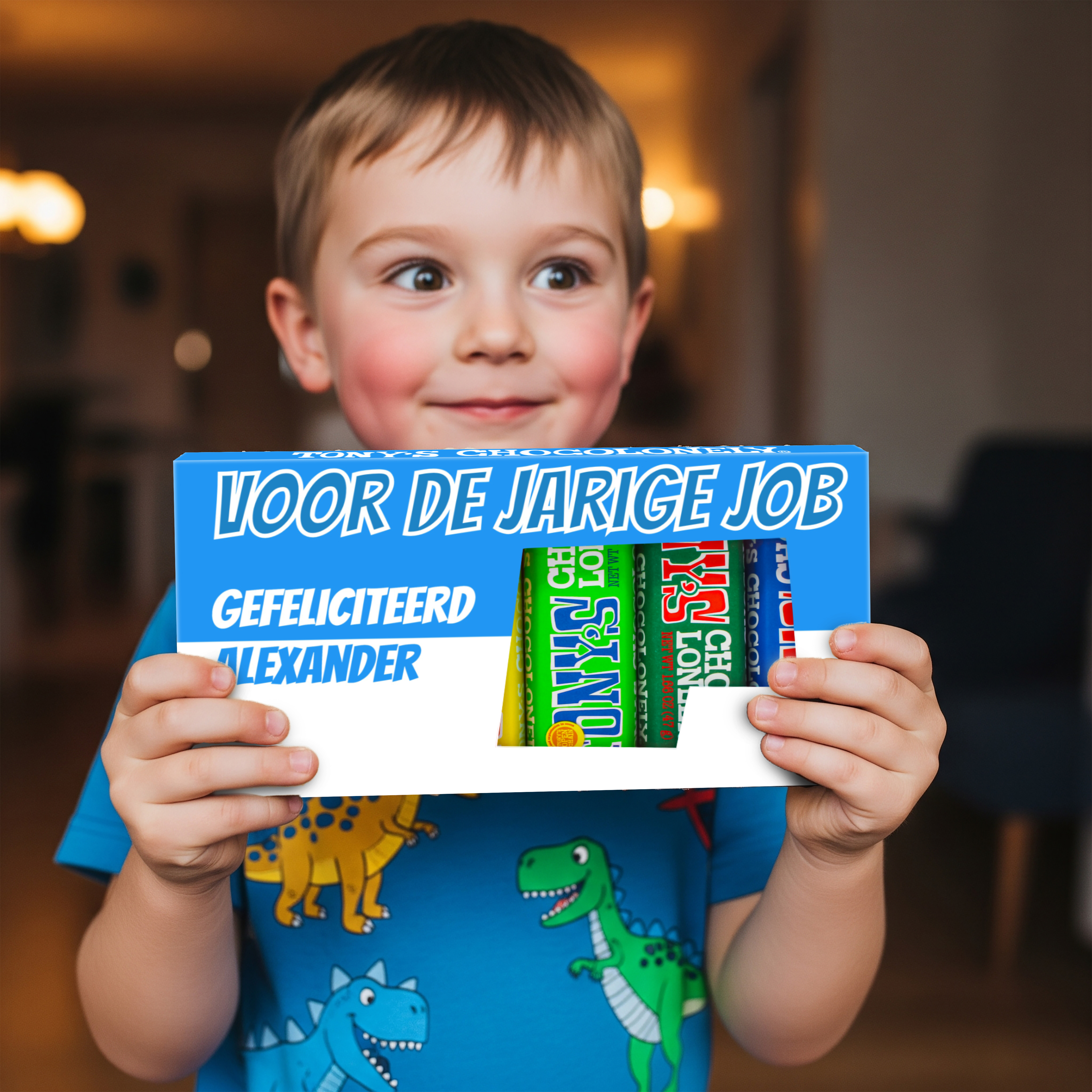 Jongentje met Tony's Chocolonely jarig doosje 