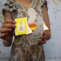 Foto cadeaudoosje met hartsluiting gevuld met thee