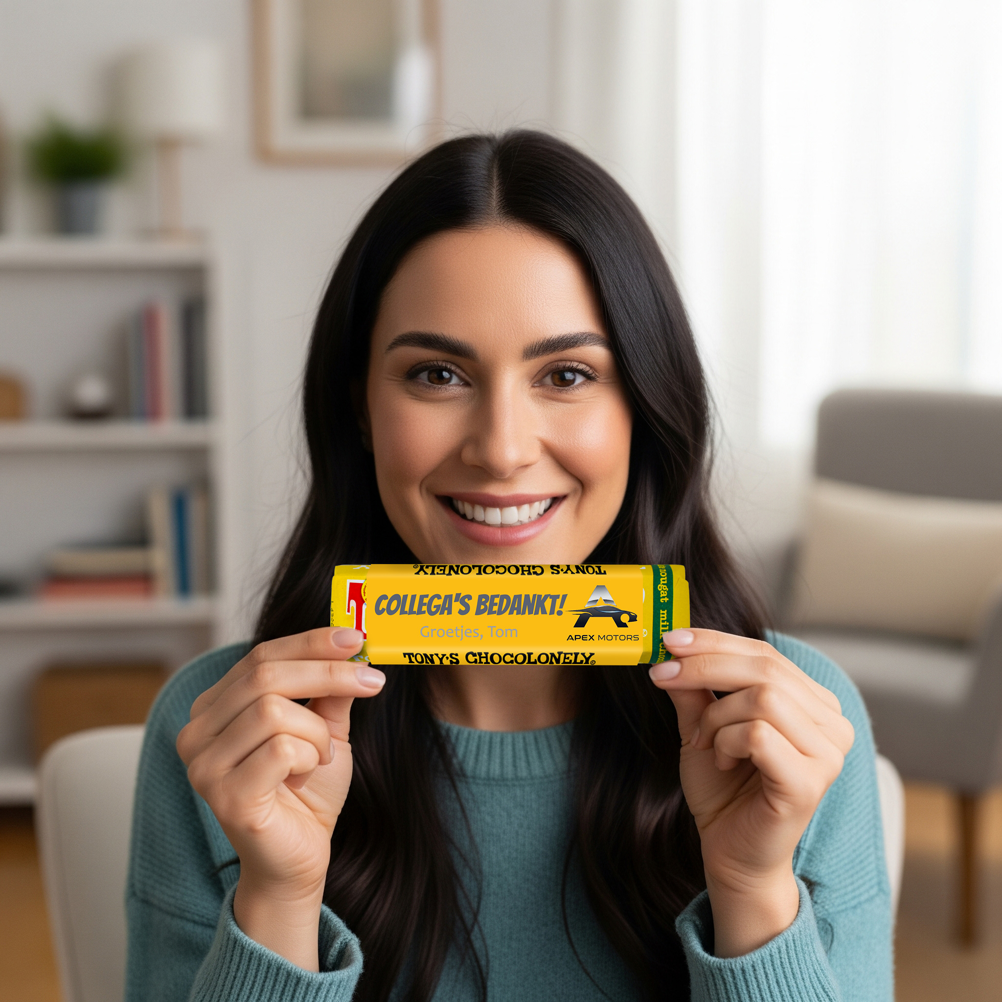 Tony's Chocolonely chocolade reep met persoonlijk wikkel in handen