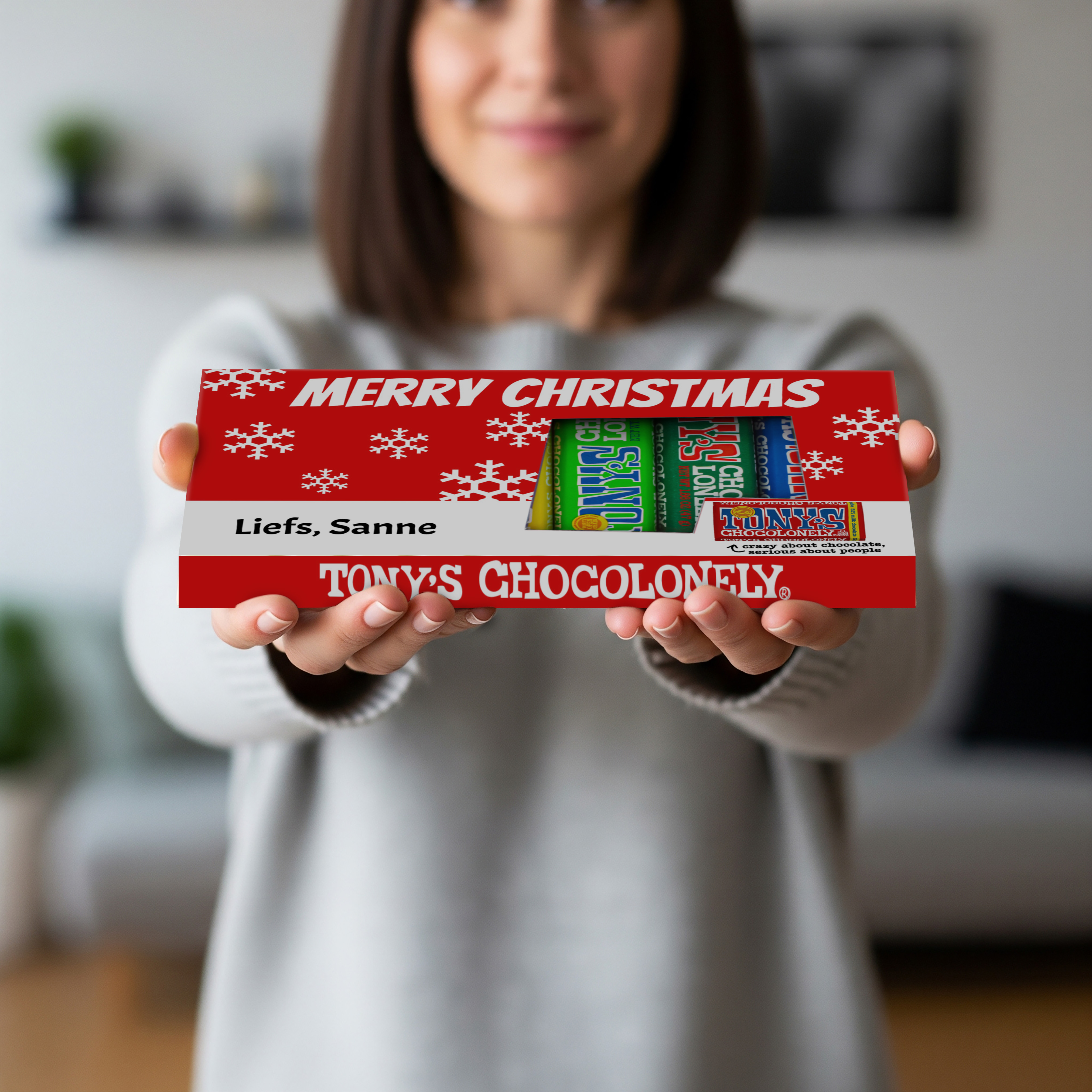 Chocolade doos met Tony's Chocolonely repen als persoonlijk cadeautje voor kerst in handen
