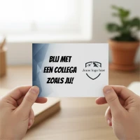 Kaartje voor collega's in handen van persoon