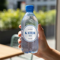 Flesje kater water in handen van een persoon