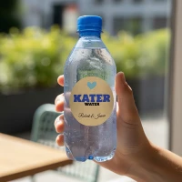 Flesje water met namen in hand van persoon