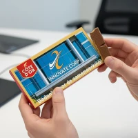 Chocolade reep in handen voor bedrijf