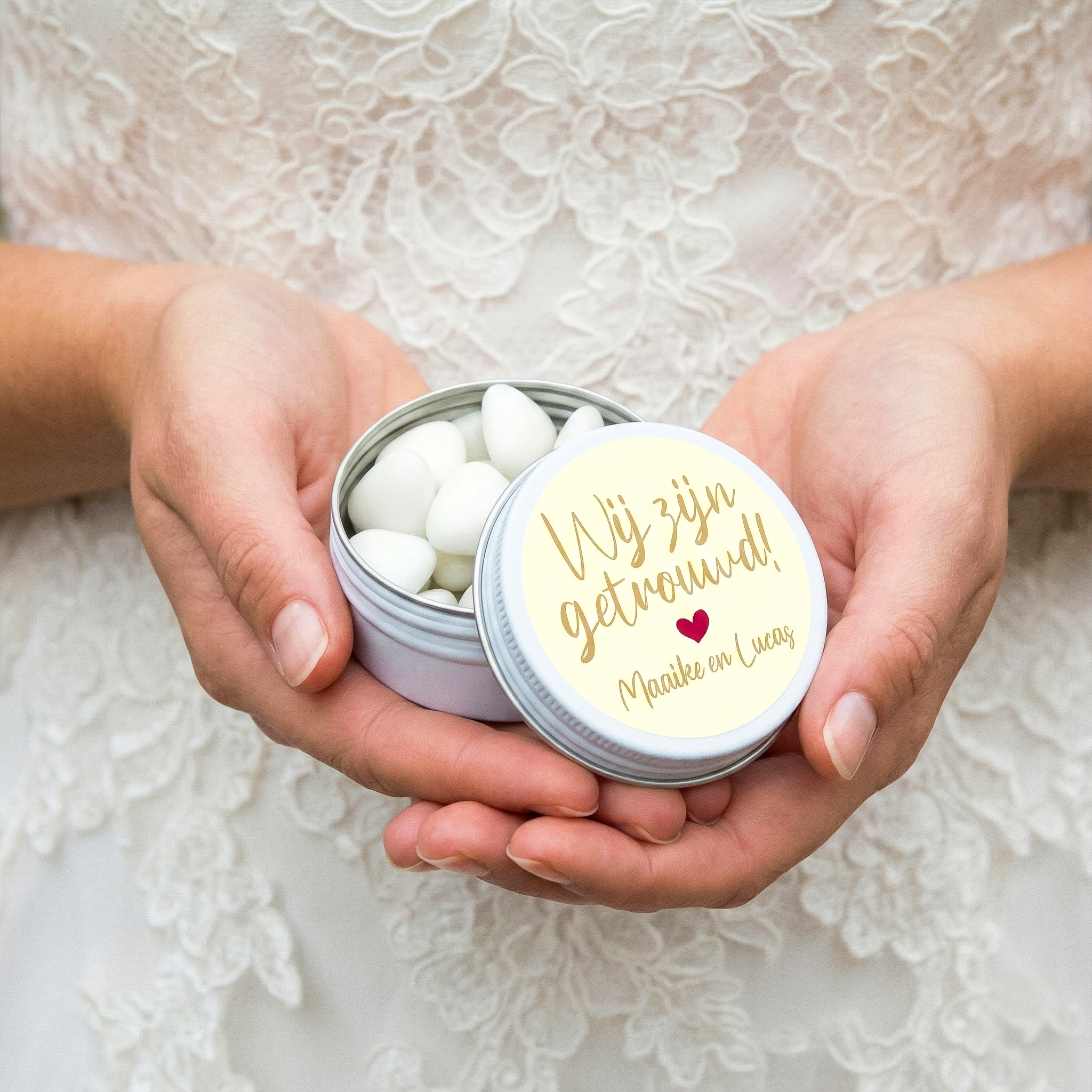 Bruiloft bedankje in handen van bruid - Wit blikje met print
