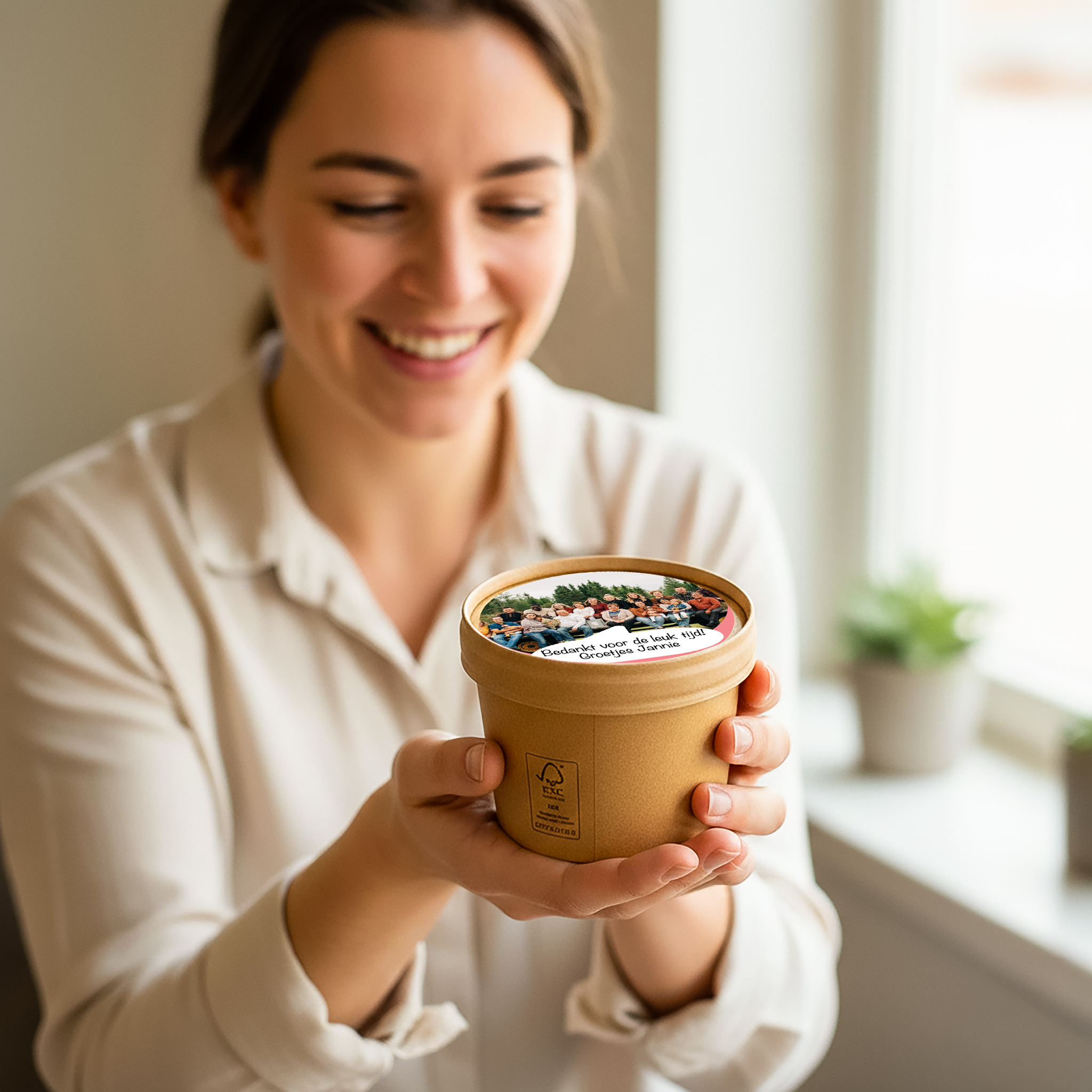 Gepersonaliseerde kraft beker met foto in handen