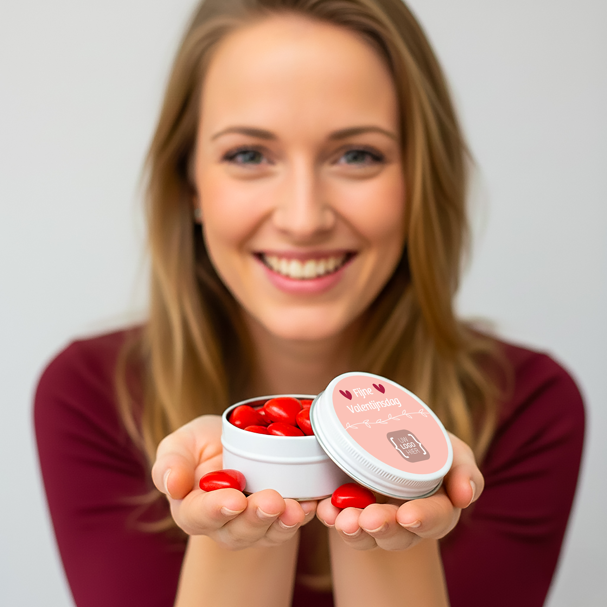 Gepersonaliseerd wit blikje voor Valentijn in handen
