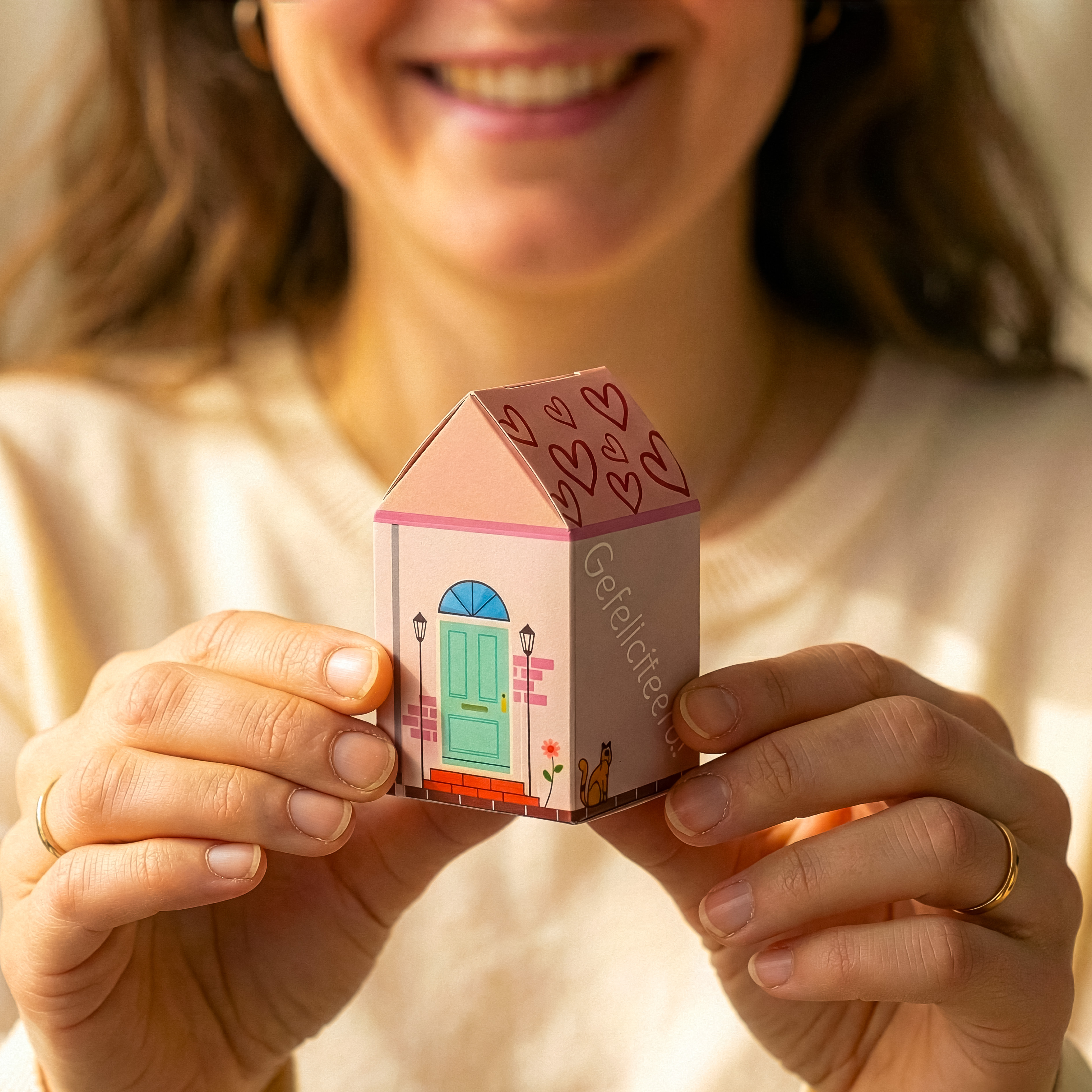 Roze huisje cadeaudoosje in handen