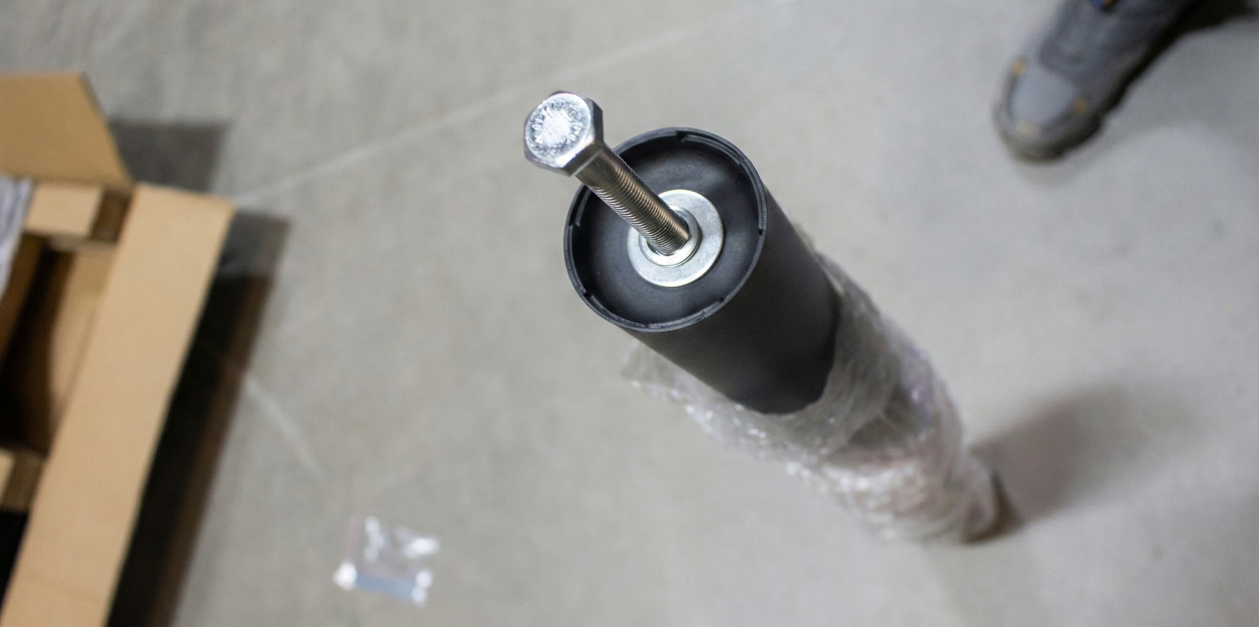 Onderkant afzetpaaltje met bevestiging bout en ring - Afzetpaaltjes monteren