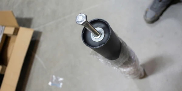 Onderkant afzetpaaltje met bevestiging bout en ring - Afzetpaaltjes monteren