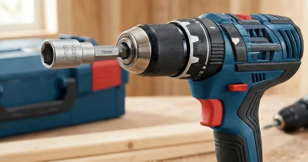 Accuboormachine met dopbit - Afzetpaaltjes in elkaar zetten