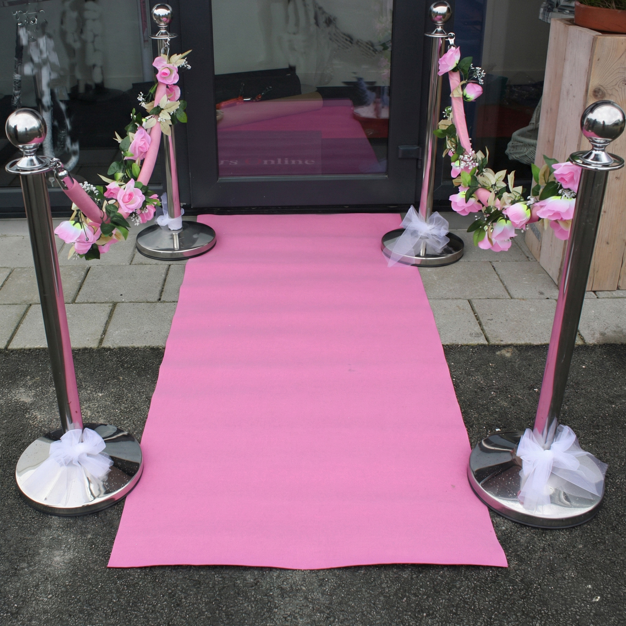 Roze loper met afzetpaaltjes voor entree