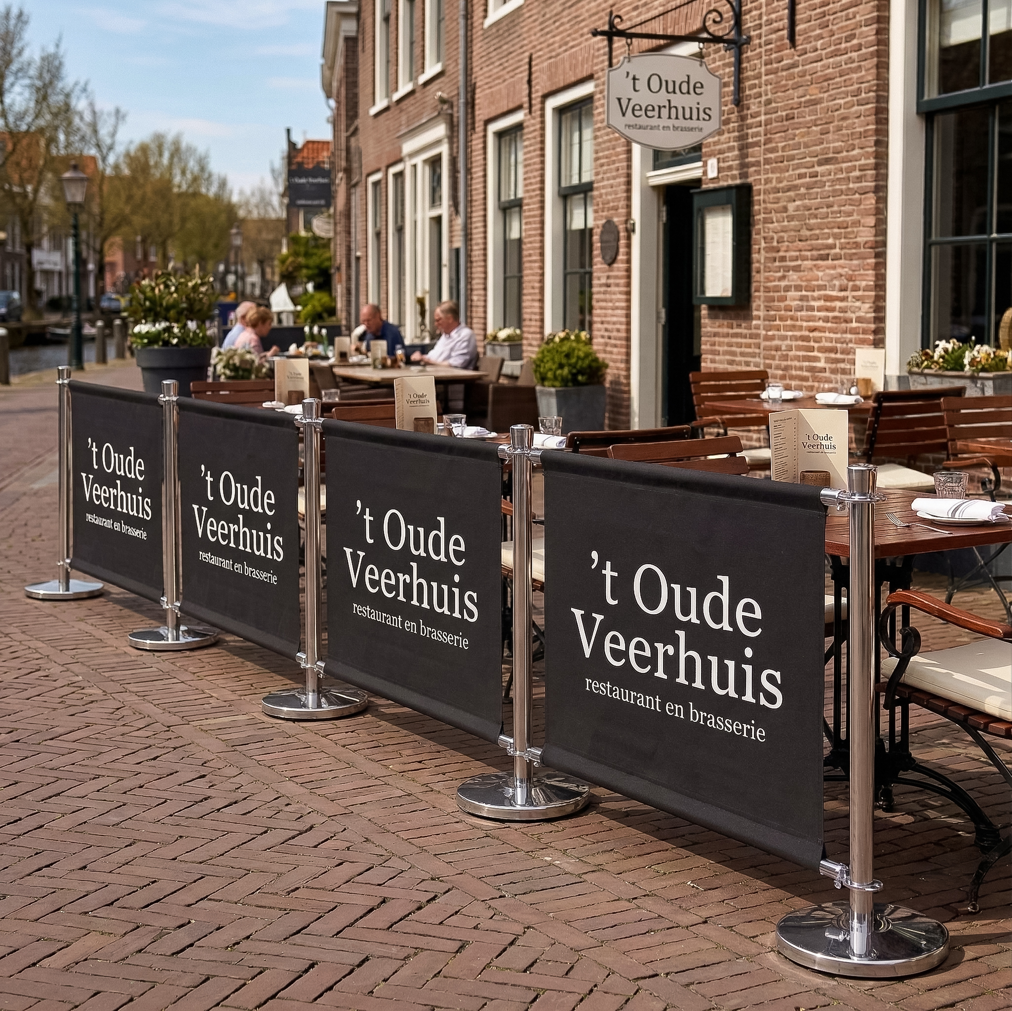 Terras displays - Bedrukte bannerdoeken met chroom afzetpaaltjes