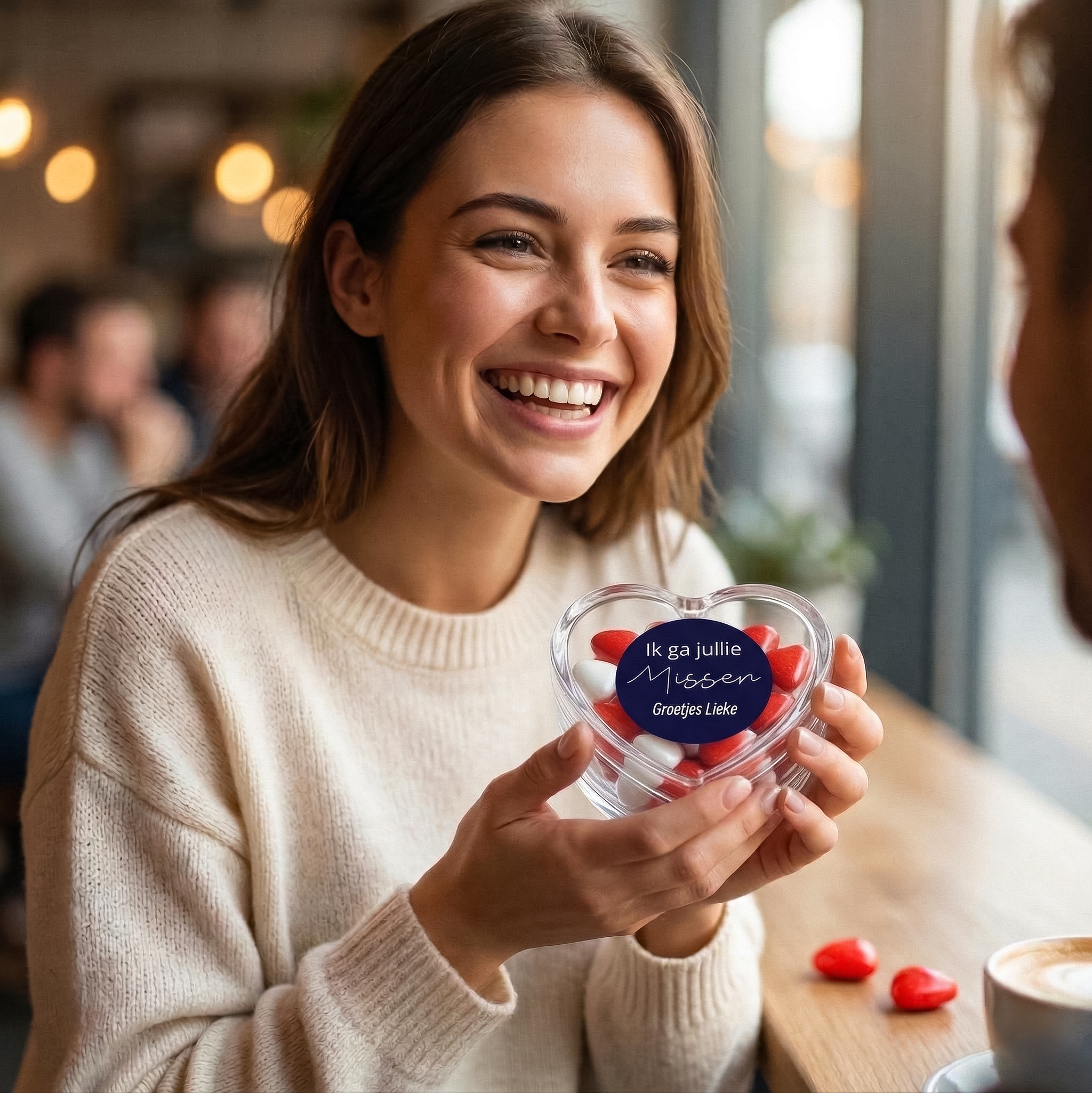 Transparant hart bedankje in handen