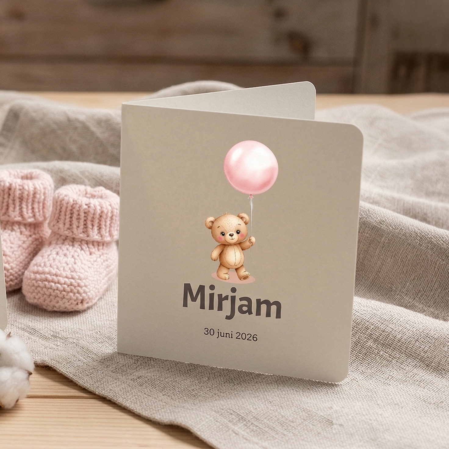 Geboortekaartje meisje met beertje en ballon – Luxe kaart 12,4 cm (300g)
